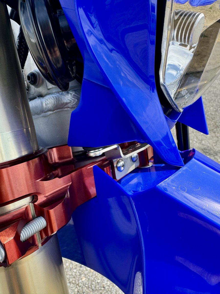 Ninja2300's tweet photo. ネットでは、ライトカウル取付の下側角が付いたトリプルクランプを使っている方もいましたが、購入した物には角がなくライトカウル用のステーを作成してもらいました。
角付きのトリプルクランプを使用している方は、何用のトリプルクランプを使用しているのでしょう⁈
#yz250fx
 #モタード
#Motard https://t.co/h63jo1Qbr9