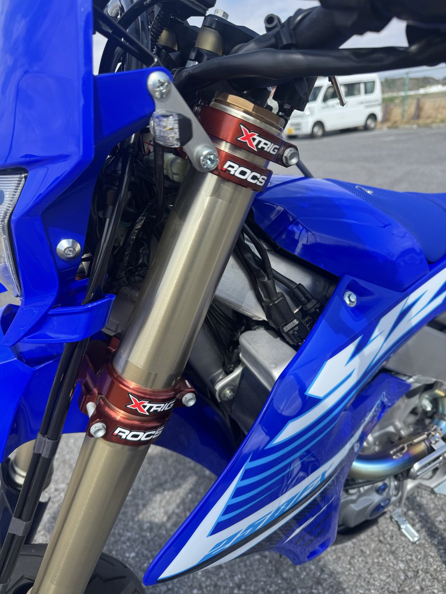 Ninja2300's tweet photo. ネットでは、ライトカウル取付の下側角が付いたトリプルクランプを使っている方もいましたが、購入した物には角がなくライトカウル用のステーを作成してもらいました。
角付きのトリプルクランプを使用している方は、何用のトリプルクランプを使用しているのでしょう⁈
#yz250fx
 #モタード
#Motard https://t.co/h63jo1Qbr9