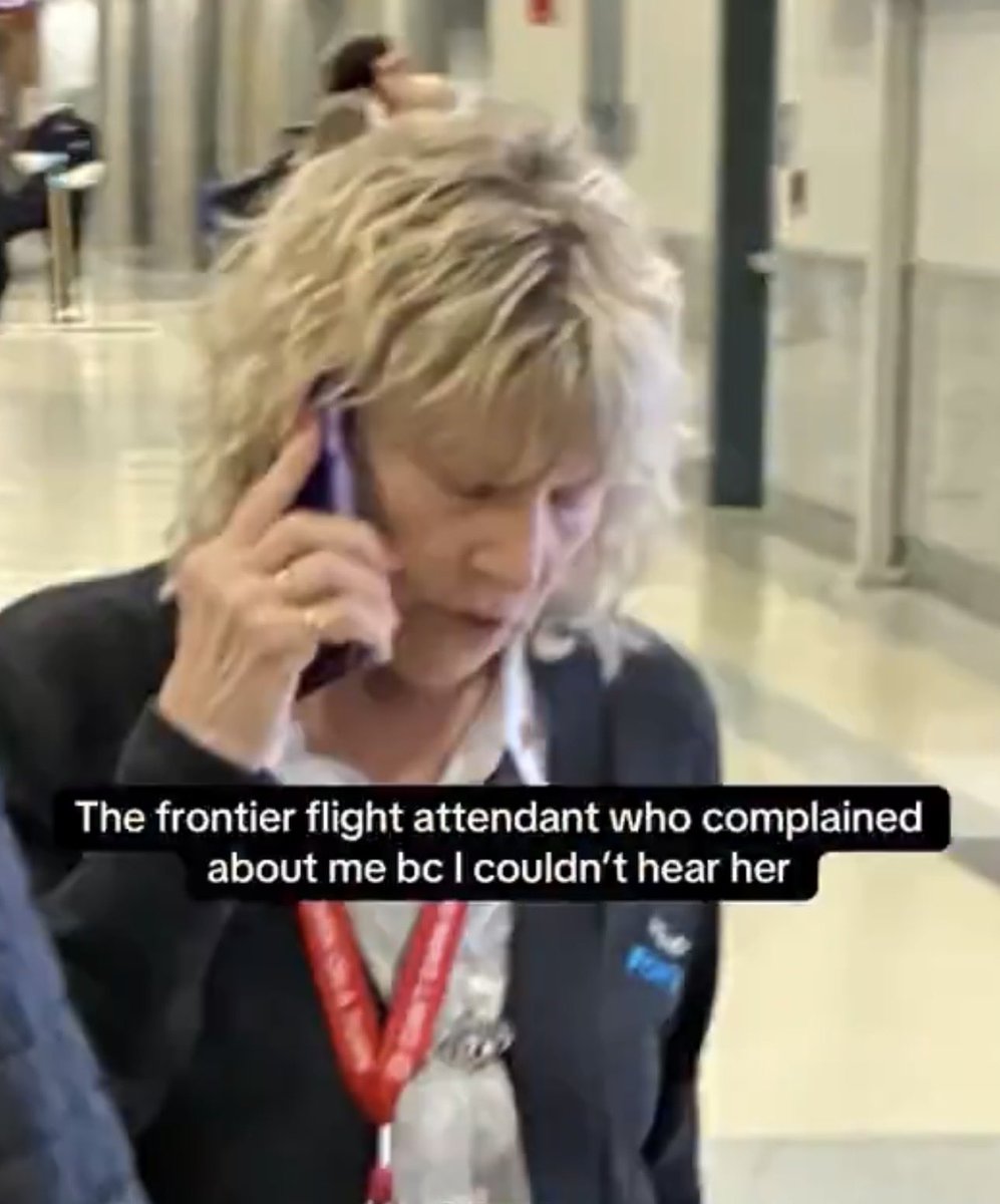 SylentMayhem's tweet photo. @ProtecttheFaith @CLaker08 How about not spreading a bunch of complete bullshit?! The black lady was the gate agent who was trying to fix the issue, this 👇🏾 is the flight attendant that was trying to kick her off the plane.

Before trying to spread racial BS from the UK, check your facts. “Deacon”, my ass! https://t.co/oRXQedfkJk