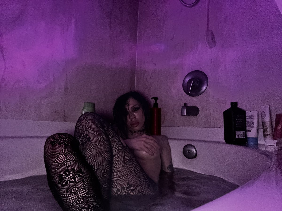 JasmineDark69's tweet photo. RT if you see this 😜 Btw my VIP page is free right now ⬇️⬇️⬇️ https://t.co/r0UvcWYzdz