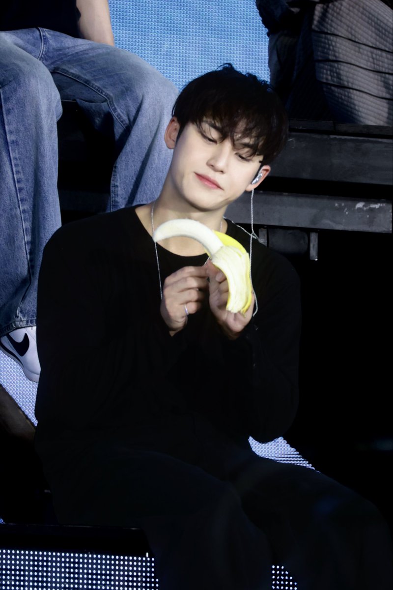 Aprilflower0406's tweet photo. 민규야 바나나 맛있어요？🍌

#세븐틴 #SEVENTEEN
 #민규 #MINGYU #ミンギュ
@pledis_17 https://t.co/aHIT6nx4QS