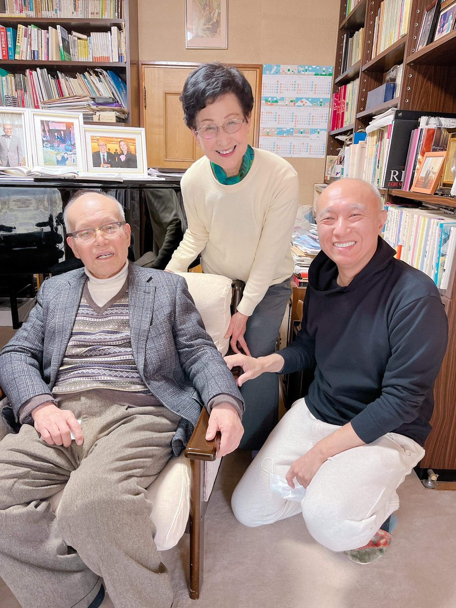 kazumimatsumoto's tweet photo. 広島の被爆者で、オバマ大統領に抱き寄せられた森重昭さんがお亡くなりになりました。取材時はとてもお元気で、佳代子夫人と共に何度もお話しを聞かせていただいた事を思い出します。
今の不安定な世界情勢とお話しいただいた事を重ね合わせると、とても残念でなりません。
ご冥福をお祈りします。 https://t.co/EReam2XvMv