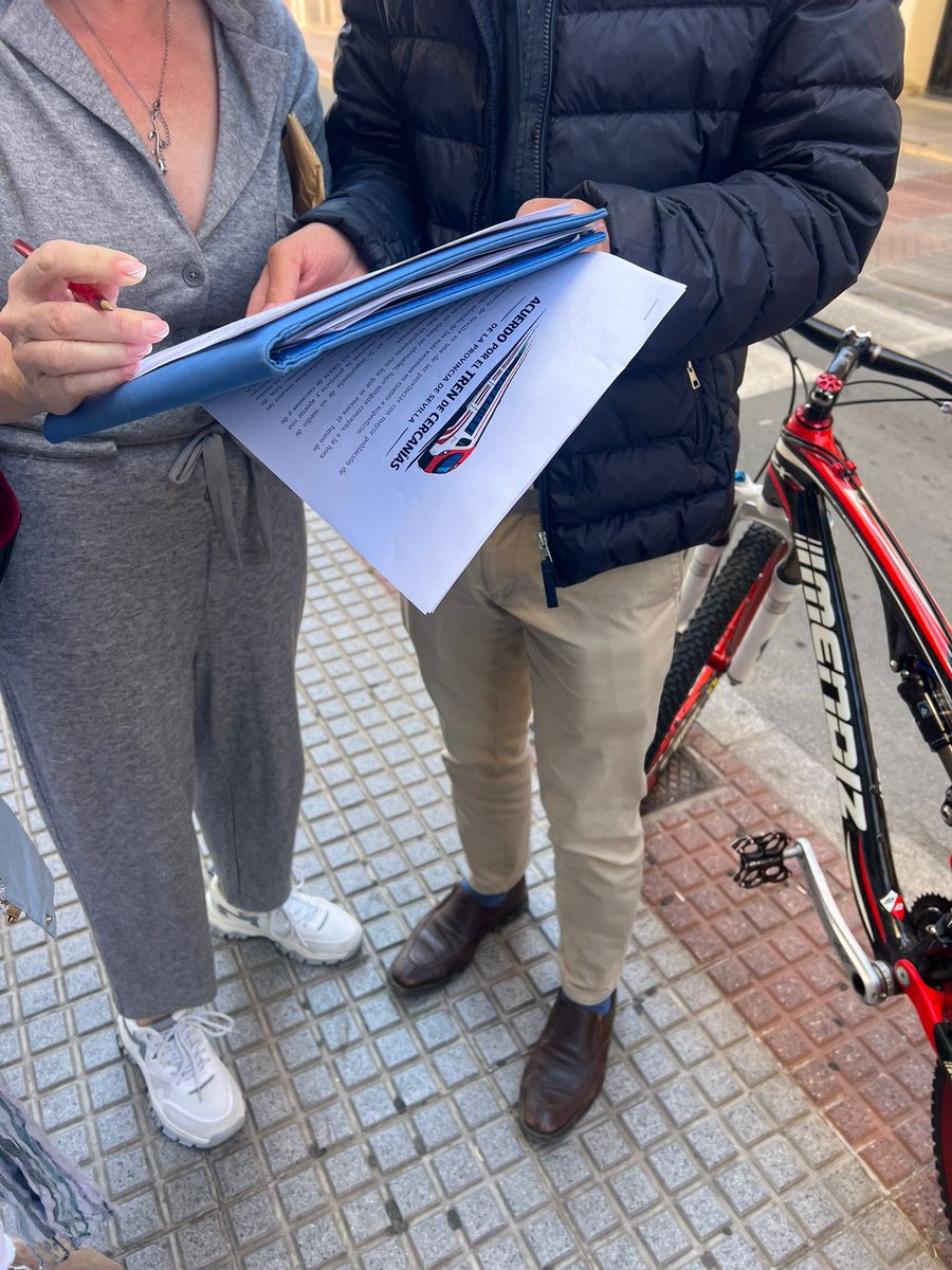 PopularesDH's tweet photo. 🚆Nos sumamos a la recogida de firmas para exigir lo que es de justicia: infraestructuras ferroviarias dignas.
 🔴Basta de retrasos constantes, falta de trenes,,,
✅Exigimos más inversiones, más frecuencias y un servicio a la altura de #DosHermanas 
#Infraestructuras #Cercanías https://t.co/yZZu3ZNPeo