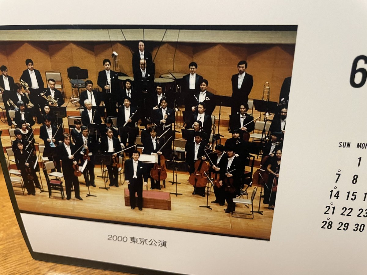 ArakiHitoshi's tweet photo. チェロセクションが卒業飲み会をしてくれました。私が入団した頃から現在までの写真をまとめた4月始まりの記念カレンダーをプレゼントしてくれて目頭が熱くなりました。 https://t.co/u1Y14jB6I6