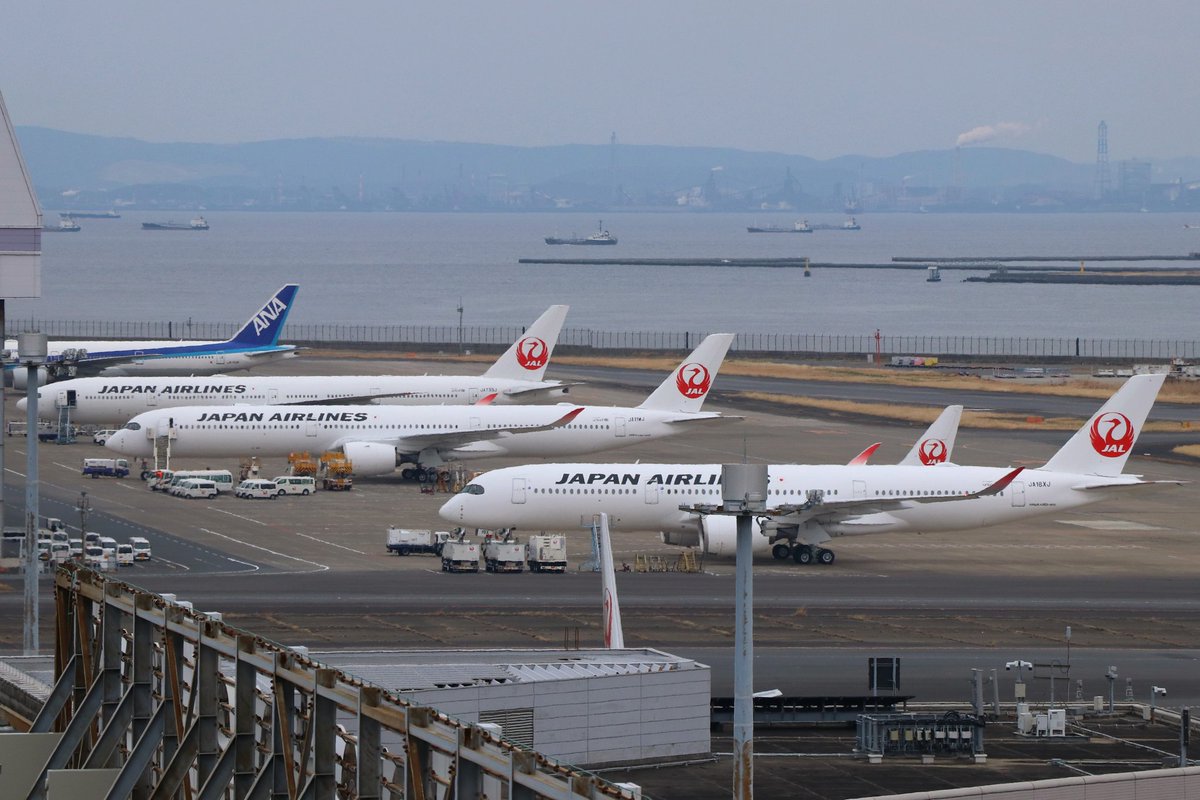 運行開始前の一コマ
JA739J横でJA11WJとJA18XJの並び
#A350  #JAL