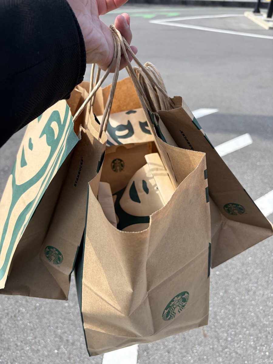 pudding_mcd's tweet photo. 多分、一生分のスタバを買った気がする。
店員さんトレーニングしてたのに「どれがおすすめ？」ってめんどいムーブしてごめんね。でも、わからんのよ。 https://t.co/rLQNzMGgW6