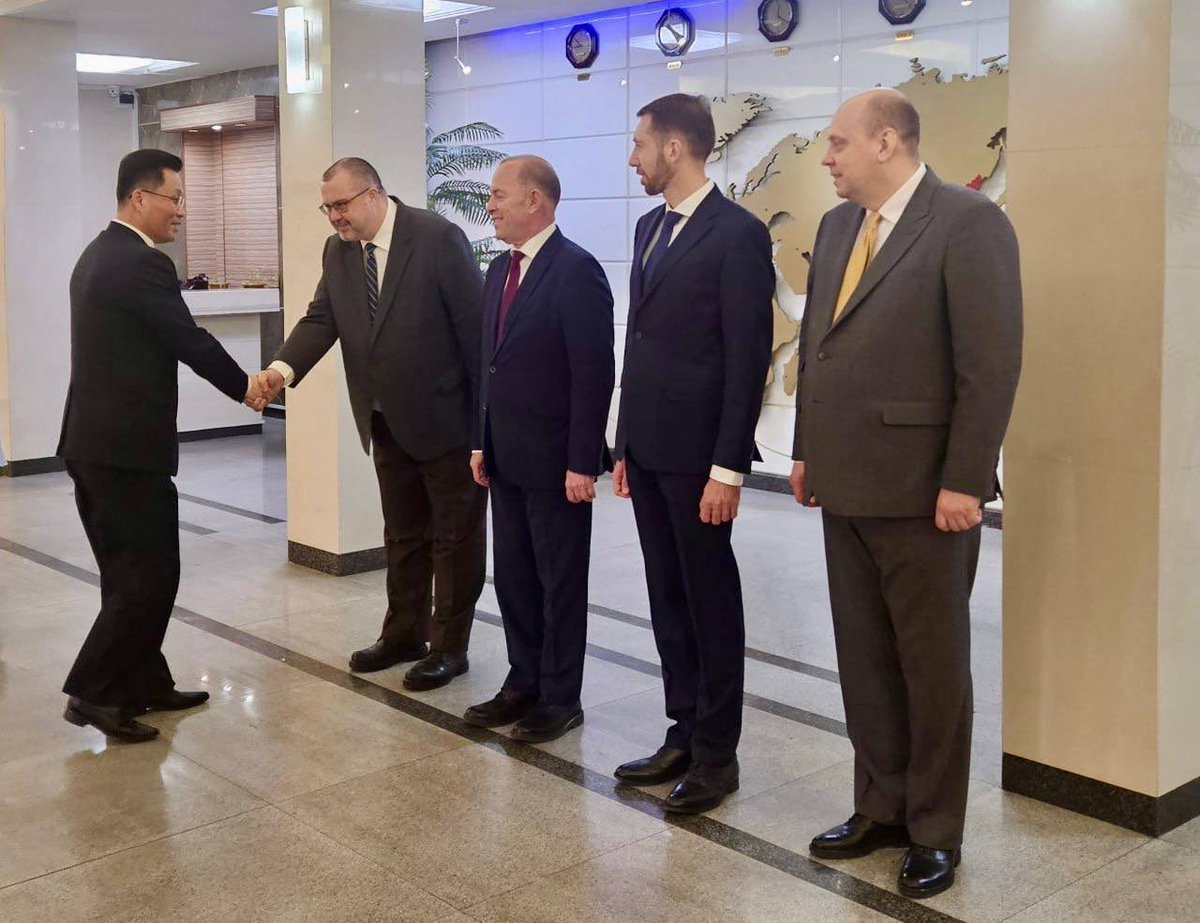 RusEmbDPRK's tweet photo. 17 марта в дипломатическом клубе «Тэдонган» Временный поверенный в делах России в КНДР В.В.Топеха устроил прием, посвященный 77-летней годовщине заключения первого двустороннего документа – Соглашения об экономическом и культурном сотрудничестве между СССР и КНДР. https://t.co/nnei1p4OPy