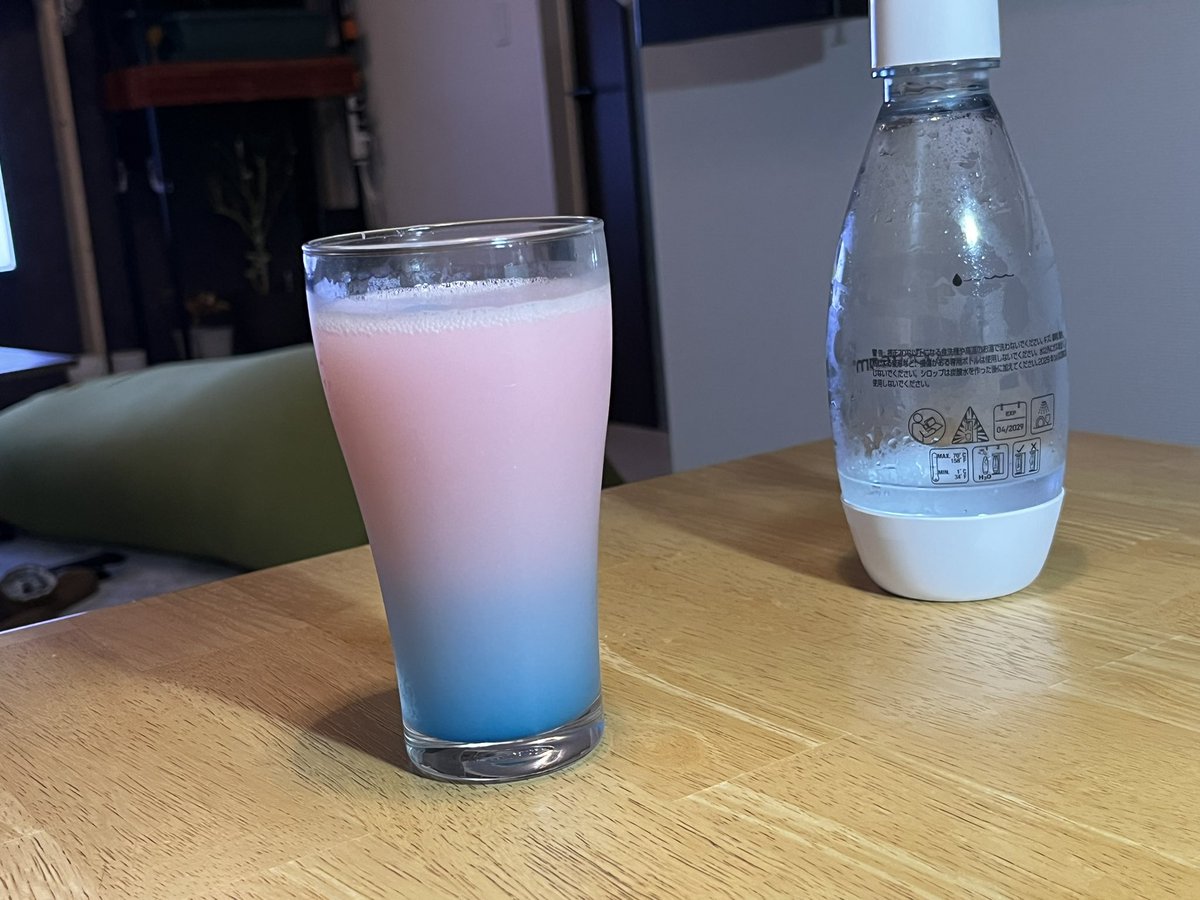 巨峰カルピス原液を炭酸水で割ったやつにブルーキュラソーを混入させてヤバい色にして飲むとテンションが上がります