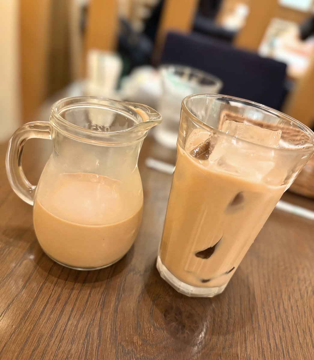 dododon_oi_don's tweet photo. 甘くないロイミルが飲める、個人的におすすめのお店は、星乃珈琲・ミスド・afternoon tea tearoomのチャイ・セブンイレブンでやんす！

ロイミルは、
①華やかな香りが口の中でﾁﾋﾟﾁﾋﾟﾁｬﾊﾟﾁｬﾊﾟ♪するもの
②濃い茶葉とミルクがカルナバルしてロイミルサンバを踊るもの

があるんだけど、無糖の場合は②の、茶葉の渋みや旨みを楽しむタイプのロイミルが、口の中でロ・イ・ミ・ルサンバ〜！𝑶𝒍𝒆！ってなると思うンゴね🤔

手軽に試したい！って場合はセブン、
ミルキーかそれ以外かって場合はafternoon teaのチャイもしくは星乃珈琲、
お前も良コスパのロイミル狂いにならないか？って場合はミスドが良いと思ってます☺️参考にしてｸﾚﾒﾝｽ😌✨

ちなみに、afternoon teaのチャイは別添えのスパイスを入れなかったら普通のロイミルでやんす☺️