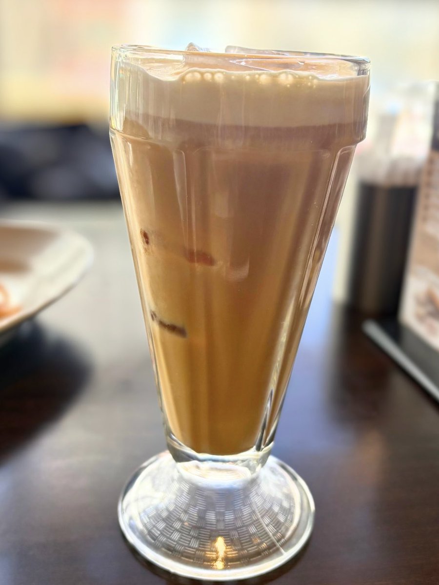 dododon_oi_don's tweet photo. 甘くないロイミルが飲める、個人的におすすめのお店は、星乃珈琲・ミスド・afternoon tea tearoomのチャイ・セブンイレブンでやんす！

ロイミルは、
①華やかな香りが口の中でﾁﾋﾟﾁﾋﾟﾁｬﾊﾟﾁｬﾊﾟ♪するもの
②濃い茶葉とミルクがカルナバルしてロイミルサンバを踊るもの

があるんだけど、無糖の場合は②の、茶葉の渋みや旨みを楽しむタイプのロイミルが、口の中でロ・イ・ミ・ルサンバ〜！𝑶𝒍𝒆！ってなると思うンゴね🤔

手軽に試したい！って場合はセブン、
ミルキーかそれ以外かって場合はafternoon teaのチャイもしくは星乃珈琲、
お前も良コスパのロイミル狂いにならないか？って場合はミスドが良いと思ってます☺️参考にしてｸﾚﾒﾝｽ😌✨

ちなみに、afternoon teaのチャイは別添えのスパイスを入れなかったら普通のロイミルでやんす☺️