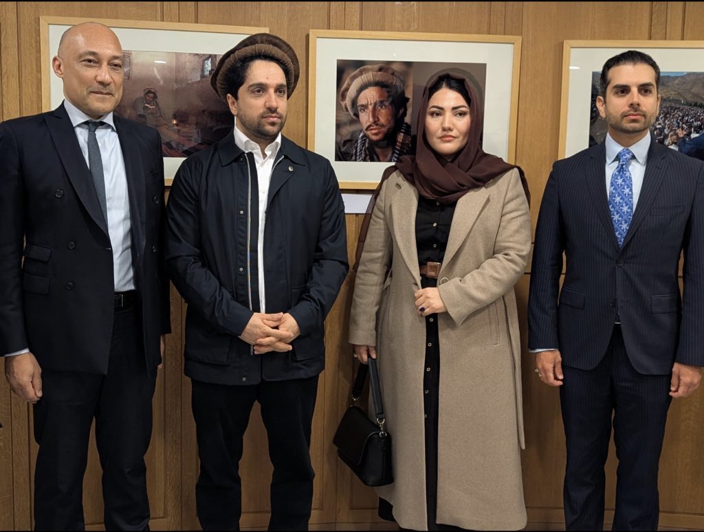 طی سفر رسمی جناب رهبر جبهه مقاومت ملی افغانستان، محترم احمد مسعود، به شهر پاریس در تاریخ ۱۶ مارچ، ایشان همراه با هیأت همراه‌شان، از جمله مسئول کمیته روابط خارجی، علی میثم نظری، و مسئول شورای بانوان، زهرا کاظمی، از نمایشگاه عکس‌های قهرمان ملی کشور، شهید احمد شاه مسعود در تئاتر