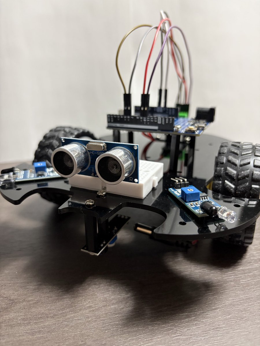 Torion3rd's tweet photo. Arduinoキットでスマートカーを組み立て。
少しだけ動作確認。とりあえず動いた。
説明書通りにやればできる、ほぼプラモみたいなものですね。 （これで社会人になって購入したのは3台目。2台目はまだ箱の中…) https://t.co/dVDPLyeHH9