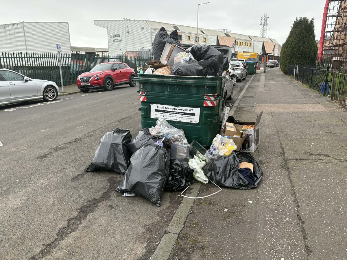 Gregmpage's tweet photo. Two missed collections back to back now @DundeeCouncil this in the same week you send me a letter telling me my council tax is going up 🙄 https://t.co/DrYFFCx50m