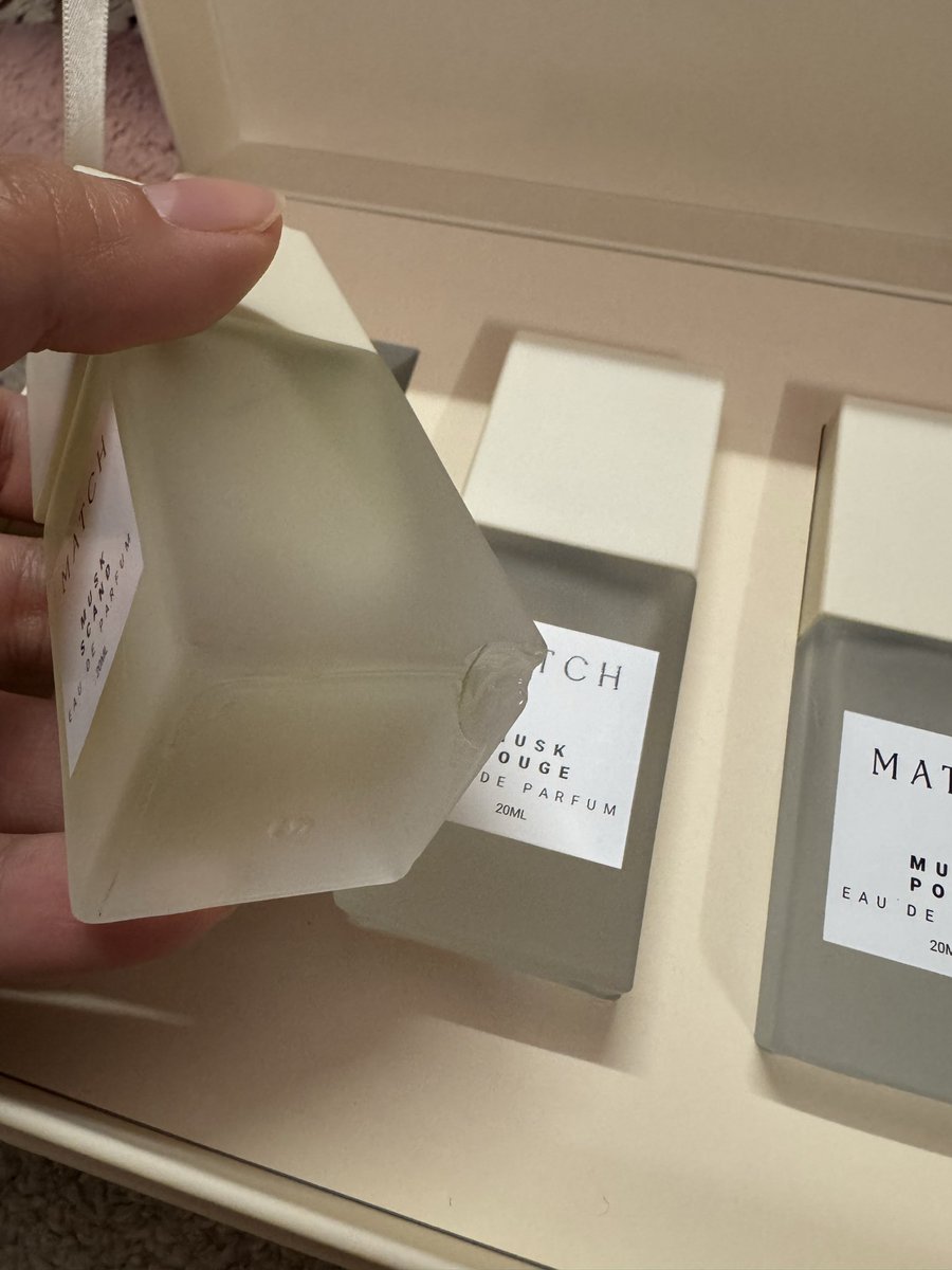 Daisy_N7's tweet photo. @MatchPerfumeSA ما اعرف ليه ما اقدر ارسل على الخاص ولكن شريت من عندكم مجموعة المسك وللاسف لقيت مسك سكاند مكسور شوي من الطرف وصعب اهديه بهذا الشكل.. وش اسوي؟ https://t.co/pIouGyP6bW