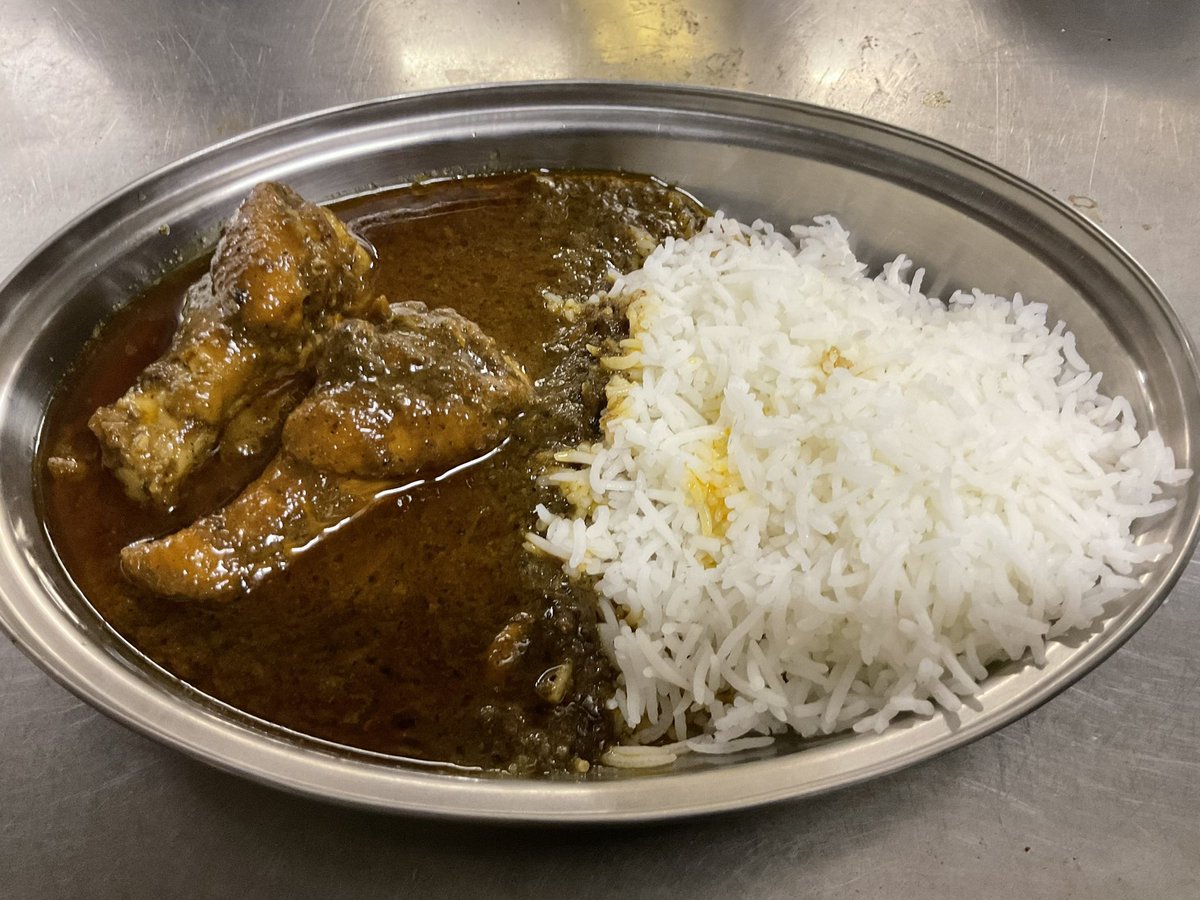 うちのチキンカレーって元はインドのチェティナード地方のものを改良していったもので
最近よく食べに来て下さる方が南インド出身の方で毎回チキンカレーを食べてくれる方なんやけどその方が「母国の味がしてとても美味しい」って言ってくれて超嬉しい

写真は昔のうちのチキンカレー