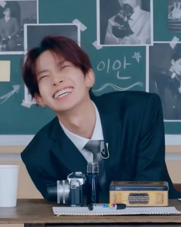 Espero que você esteja bem, Heeseung! Que esteja conseguindo se alimentar e se distrair. Que não esteja sendo tão difícil.... Que tenha alguém ao seu lado te dando apoio. Vamos continuar lutando por você e pelos meninos!
Siga forte meu amor. Espero ver o seu lindo sorriso ao lado