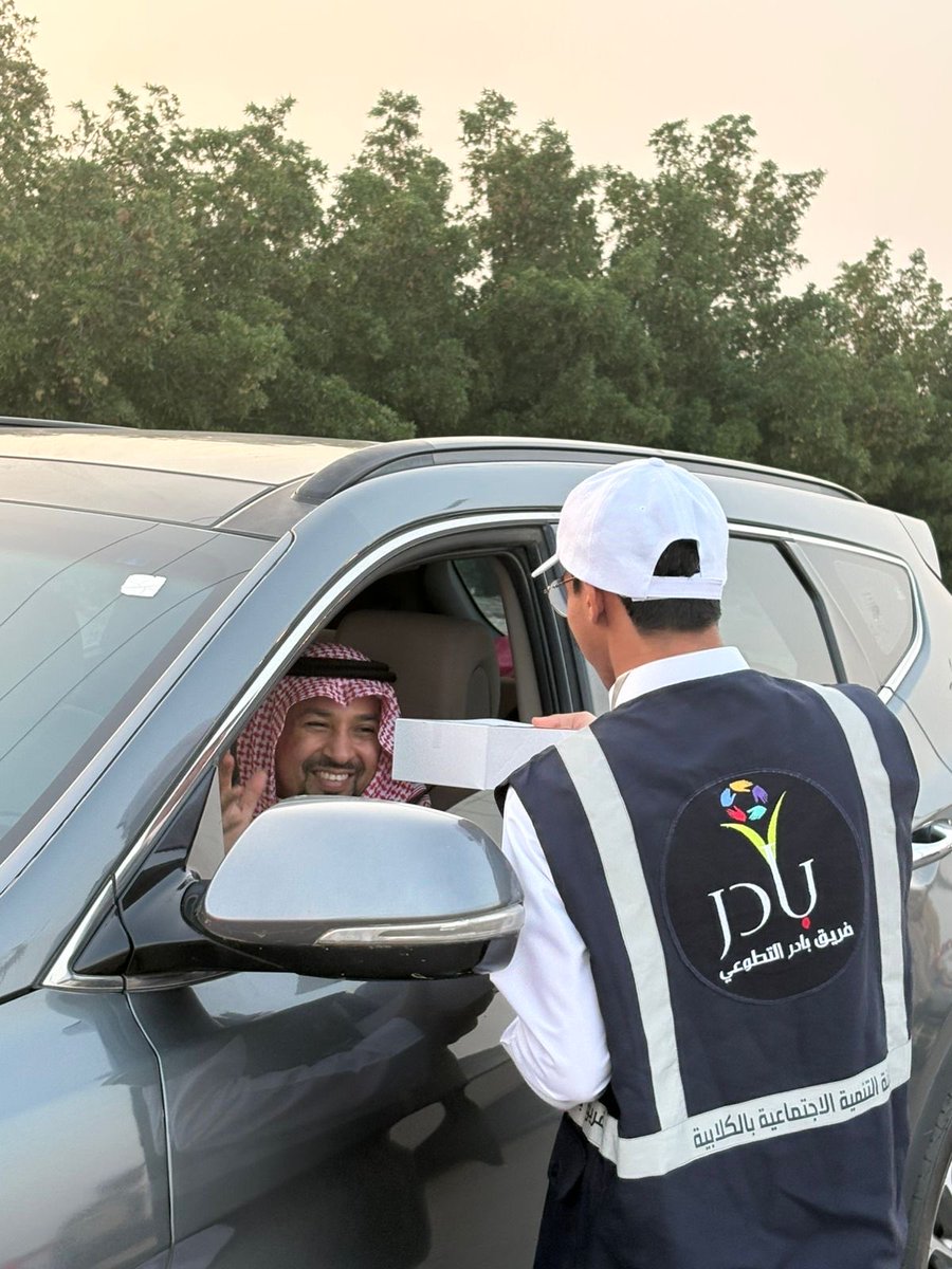 ACDK4166's tweet photo. لقطات من برنامج عطاء الإفطار  : وهو مبادرة لتوزيع وجبات الإفطار على الصائمين مرتادي الطريق الخاص بمدخل بلدة الكلابية ومدينة جواثا .. من تنفيذ فريق بادر التطوعي التابع لجمعية التنمية الأهلية بالكلابية .

#جواثا 
#الاحساء 
#رمضان_١٤٤٧هـ https://t.co/40VtkQeuUg