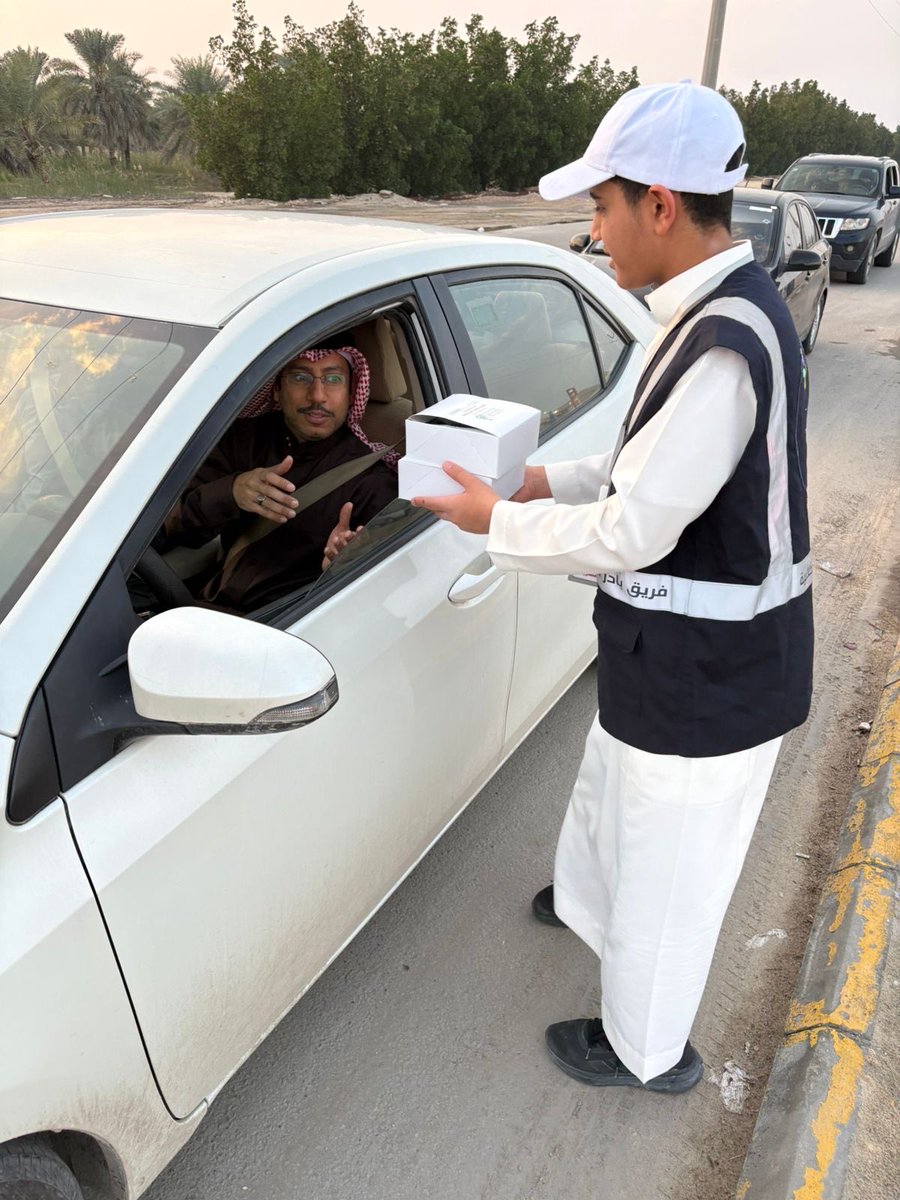 ACDK4166's tweet photo. لقطات من برنامج عطاء الإفطار  : وهو مبادرة لتوزيع وجبات الإفطار على الصائمين مرتادي الطريق الخاص بمدخل بلدة الكلابية ومدينة جواثا .. من تنفيذ فريق بادر التطوعي التابع لجمعية التنمية الأهلية بالكلابية .

#جواثا 
#الاحساء 
#رمضان_١٤٤٧هـ https://t.co/40VtkQeuUg