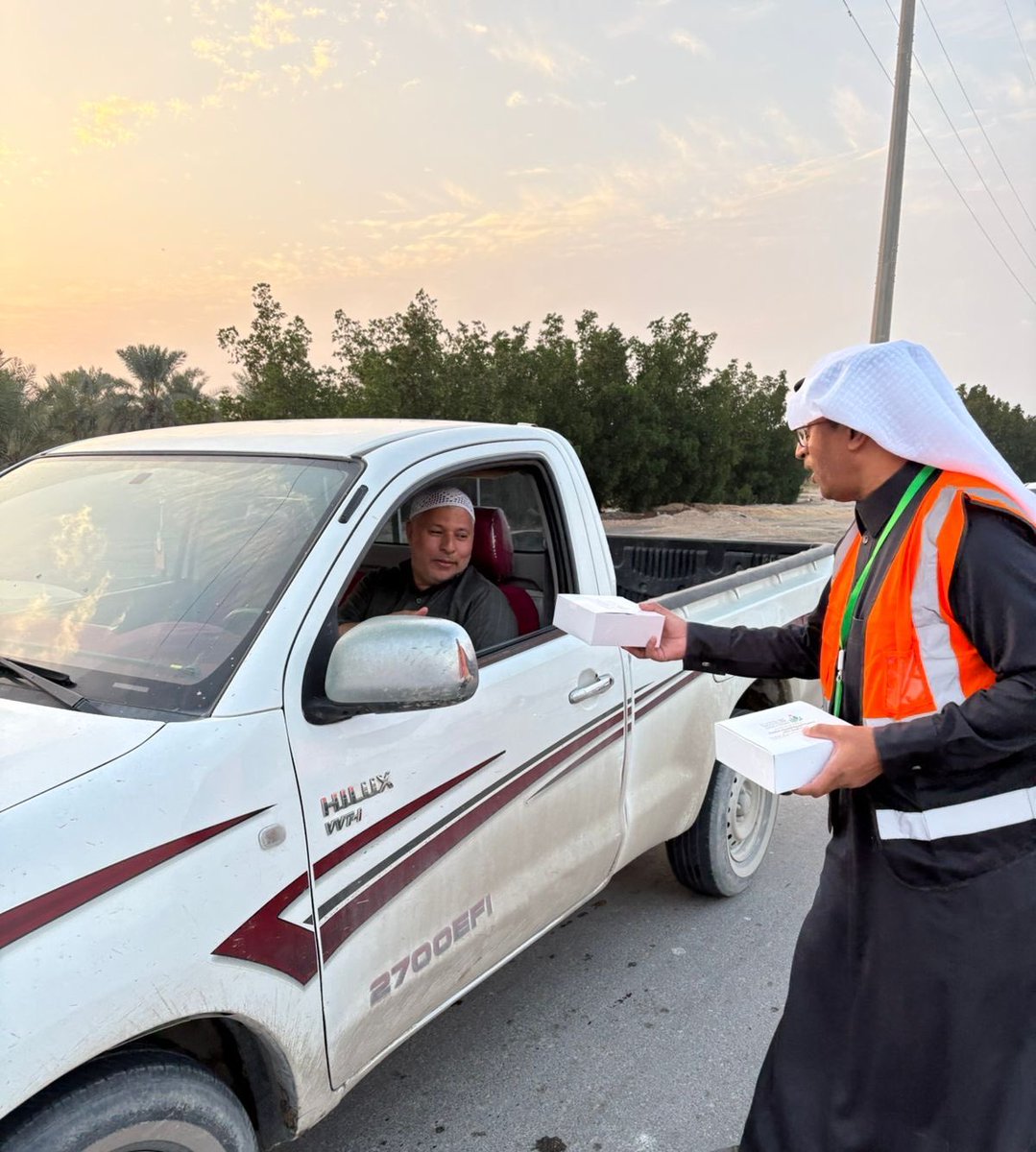 ACDK4166's tweet photo. لقطات من برنامج عطاء الإفطار  : وهو مبادرة لتوزيع وجبات الإفطار على الصائمين مرتادي الطريق الخاص بمدخل بلدة الكلابية ومدينة جواثا .. من تنفيذ فريق بادر التطوعي التابع لجمعية التنمية الأهلية بالكلابية .

#جواثا 
#الاحساء 
#رمضان_١٤٤٧هـ https://t.co/40VtkQeuUg
