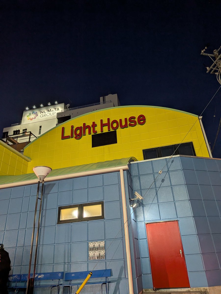 KosameRexy's tweet photo. 地味に地味に生きてきましたので、ライブハウスなんて初めて行きました！
足がやばいなと思ったら、首の方がやばかったです
ちびすけはずっと上を見なければならなかった…
でもね「一見さんならテキトーに揺れな」精神で行ってよかったです！
 #uc47 https://t.co/XOTtfCidKx