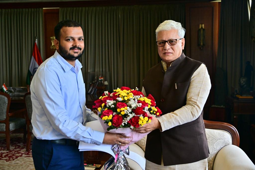 Reporter_Ankush's tweet photo. आज भिवंडी लोकसभा मतदारसंघातील विविध महत्त्वाच्या समस्या,प्रश्नांबाबत खासदार सुरेश (बाळ्यामामा) म्हात्रे यांचे सुपुत्र तथा युवा नेते सुमित म्हात्रे यांनी महाराष्ट्राचे महामहिम राज्यपाल जिष्णूदेव वर्मा यांची भेट घेऊन सविस्तर चर्चा केली. https://t.co/kSdrY4Tpy8