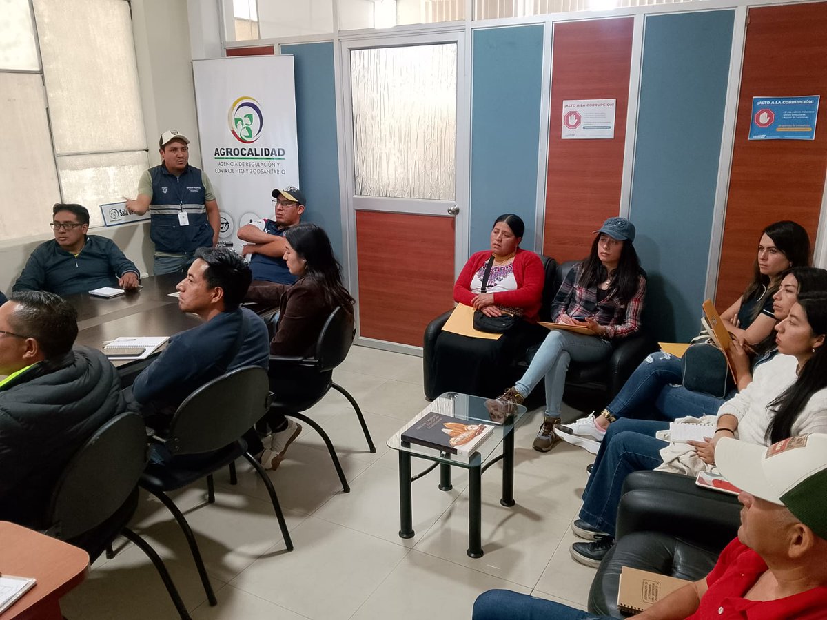 AgrocalidadZ5's tweet photo. #Bolívar | 📚🐄 Capacitamos a médicos veterinarios autorizados sobre sus atribuciones, deberes y responsabilidades según la Resolución 003, fortaleciendo la vigilancia en centros de faenamiento y la sanidad animal.
#AgrocalidadCapacita https://t.co/sqpwq05FWa