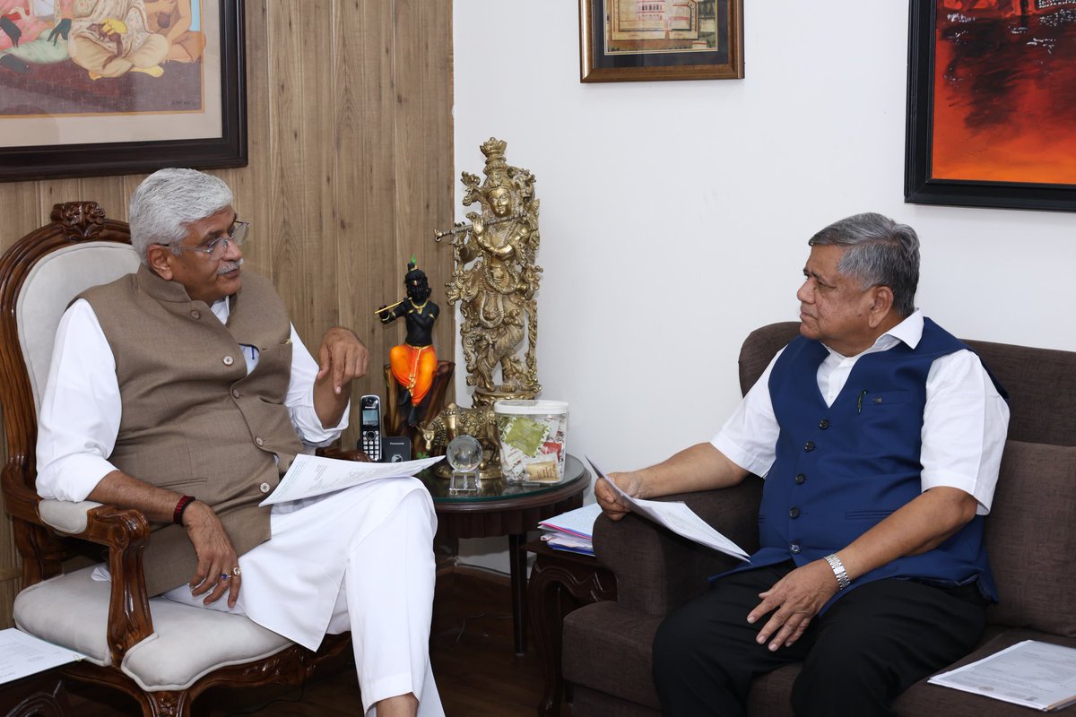 JagadishShettar's tweet photo. ಕೇಂದ್ರ ಪ್ರವಾಸೋದ್ಯಮ ಸಚಿವರಾದ ಶ್ರೀ @gssjodhpur ಇವರನ್ನು ನವ-ದೆಹಲಿಯ ಅವರ ಗೃಹ ಕಚೇರಿಯಲ್ಲಿ ಇಂದು ಭೇಟಿ ಮಾಡಿ, ಬೆಳಗಾವಿ ಲೋಕಸಭಾ ವ್ಯಾಪ್ತಿಯಡಿ ಬರುವ ಗೋಕಾಕ ತಾಲೂಕಿನ ನಾಲ್ಕು ಪುರಾತನ ದೇವಸ್ಥಾನಗಳ ಸರ್ವಾಂಗಿಣ ಅಭಿವೃದ್ಧಿಯನ್ನು ಕೇಂದ್ರ ಸರಕಾರದ "ಪ್ರಸಾದ ಯೋಜನೆಯಲ್ಲಿ ಕೈಕೊಳ್ಳುವ ಬಗ್ಗೆ ಕೋರಿ, ಮನವಿಯನ್ನು ಅರ್ಪಿಸಲಾಯಿತು.
ಬೆಳಗಾವಿ ಜಿಲ್ಲೆಯ ಗೋಕಾಕ ತಾಲೂಕಿನಡಿ ಕುಲಗೋಡ ಗ್ರಾಮದ ಶ್ರೀ ಬಲಭೀಮ ದೇವಸ್ಥಾನ, ಮುಸಗುಪ್ಪಿ ಗ್ರಾಮದ ಶ್ರೀ ಮಹಾಲಕ್ಷ್ಮೀ ದೇವಸ್ಥಾನ, ಸುಣದೋಳಿ ಗ್ರಾಮದ ಶ್ರೀ ಪವಾಡ ಪುರುಷ ಶ್ರೀ ಜಡಿಸಿದ್ದೇಶ್ವರ ದೇವಸ್ಥಾನ ಹಾಗೂ ಕುಲಗೋಡದ ಶ್ರೀ ಘಾಟಗಿ ಬಸವೇಶ್ವರ ದೇವಸ್ಥಾನಗಳು ನೂರಾರು ವರ್ಷಗಳ ಪುರಾತನ ಇತಿಹಾಸ ಹೊಂದಿರುವ ದೇವಸ್ಥಾನಗಳಾಗಿದ್ದು, ಇವುಗಳನ್ನು ವೀಕ್ಷಿಸಲು ಹಾಗೂ ದರ್ಶನ ಪಡೆಯಲು ಲಕ್ಷಾಂತರ ಜನ ಭಕ್ತಾದಿಗಳು ಬರುತ್ತಿರುತ್ತಾರೆ. ಆದರೆ ಮೂಲಭೂತ ಸೌಕರ್ಯವಿಲ್ಲದ ಕಾರಣದಿಂದ ಸಾರ್ವಜನಿಕರು ಅನೇಕ ತೊಂದರೆಗಳನ್ನು ಅನುಭವಿಸುವ ಸ್ಥಿತಿ ಸೃಷ್ಟಿಯಾಗಿದೆ. ಪ್ರಯುಕ್ತ ನಮ್ಮ ಮತಕ್ಷೇತ್ರದ ಸಾರ್ವಜನಿಕರ ಕೋರಿಕೆಯಂತೆ ಇವುಗಳನ್ನು ಕೇಂದ್ರ ಸರಕಾರದ ಪ್ರವಾಸೋದ್ಯಮ ಸಚಿವಾಲಯದ " ಪ್ರಸಾದ ಯೋಜನೆ " ಯಡಿ ಅಭಿವೃದ್ಧಿ ಪಡಿಸಲು ಪ್ರಸ್ತಾಪಿಸಲಾಯಿತು.
ಜಿಲ್ಲೆಯ ಸವದತ್ತಿ ಶ್ರೀ ರೇಣುಕಾ ಯಲ್ಲಮ್ಮದೇವಿ ದೇವಸ್ಥಾನವು ಕೇಂದ್ರ ಸರಕಾರದ (ರೂ.118 ಕೋಟಿ) ಮತ್ತು ರಾಜ್ಯ ಸರ್ಕಾರದ ( ರೂ.96 ಕೋಟಿ) ಹೀಗೆ ಒಟ್ಟು : ರೂ: 214 ಕೋಟಿ ಅನುದಾನದಲ್ಲಿ ಅಭಿವೃದ್ಧಿ ಕಾಮಗಾರಿಗಳನ್ನು ಕೈಗೊಳ್ಳಲು ಟೆಂಡರ್ ಕರೆಯಲಾಗಿರುವ ಬಗ್ಗೆ ತಿಳಿಸುತ್ತಾ ಅದಕ್ಕಾಗಿ ಮತ್ತೊಮ್ಮೆ ಧನ್ಯವಾದಗಳು ತಿಳಿಸಲಾಯಿತು.
ಮುಂದುವರೆದು, ರಾಮದುರ್ಗ ತಾಲೂಕಿನ ಶ್ರೀಕ್ಷೇತ್ರ ಶಬರಿಕೊಳ್ಳದ ಮಹತ್ವದ ಬಗ್ಗೆ ತಿಳಿಸುತ್ತಾ, ಇದನ್ನು ಸಹ ಅಭಿವೃದ್ಧಿ ಪಡಿಸಲು ಸಚಿವರಲ್ಲಿ ಪ್ರಸ್ತಾಪಿಸಲಾಯಿತು.
ಮೇಲೆ ಪ್ರಸ್ತಾಪಿತ ವಿಷಯವಾಗಿ ಅರ್ಪಿಸಿದ ಮನವಿಯನ್ನು ಅವಲೋಕಿಸಿದ ಕೇಂದ್ರ ಸಚಿವರಾದ ಶ್ರೀ ಗಜೇಂದ್ರ ಸಿಂಗ್ ಶಿಖಾವತ್ ಅವರು ಈ ಬಗ್ಗೆ ಉಪಯುಕ್ತವಾದ ನಿರ್ಣಯವನ್ನು ಅವಶ್ಯ ಕೈಕೊಳ್ಳುವು ಕುರಿತು ಭರವಸೆ ನೀಡಿದರು.