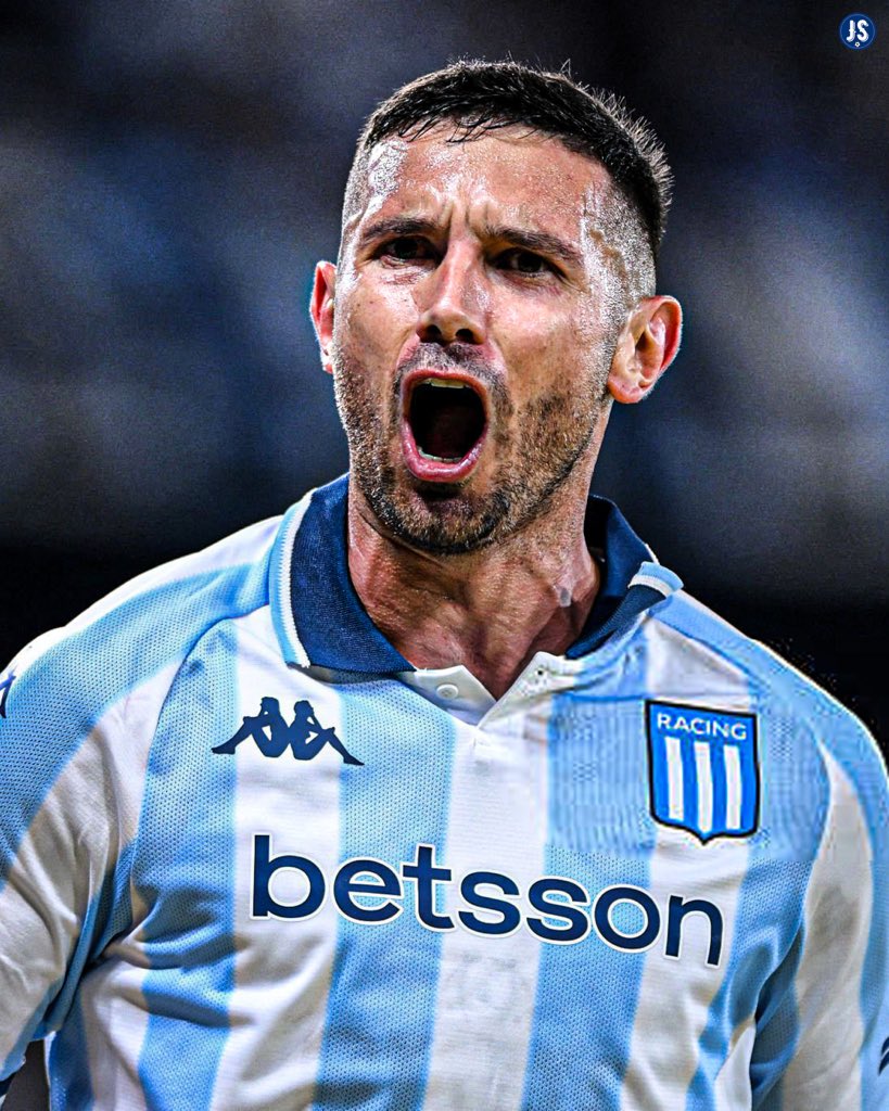 “A los hinchas les iba a tirar la camiseta, pero sí uno hace un poco de esfuerzo capaz que la consigue. Los botines con los que uno juega no los conseguís nunca. Entonces dije: ‘tiro los botines. Por ahí alguno tiene suerte y se los lleva’”.

Firma: Adrián Martínez, en