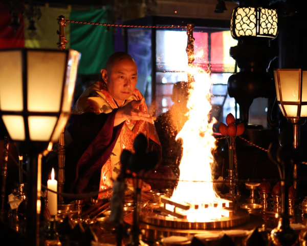 <a href="/soukouji/">えだぽよ(エダヒロ住職)</a> 護摩行かな？