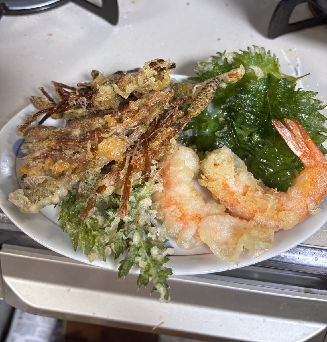 9e_e3's tweet photo. 昨日、今日と2日続けて晩ご飯遅く9時前に…しかも油物🤣天ぷら、唐揚げと続いた😅
大丈夫よねー
ちょっと食べる野草にハマってるのよ https://t.co/9eogCW2QUf