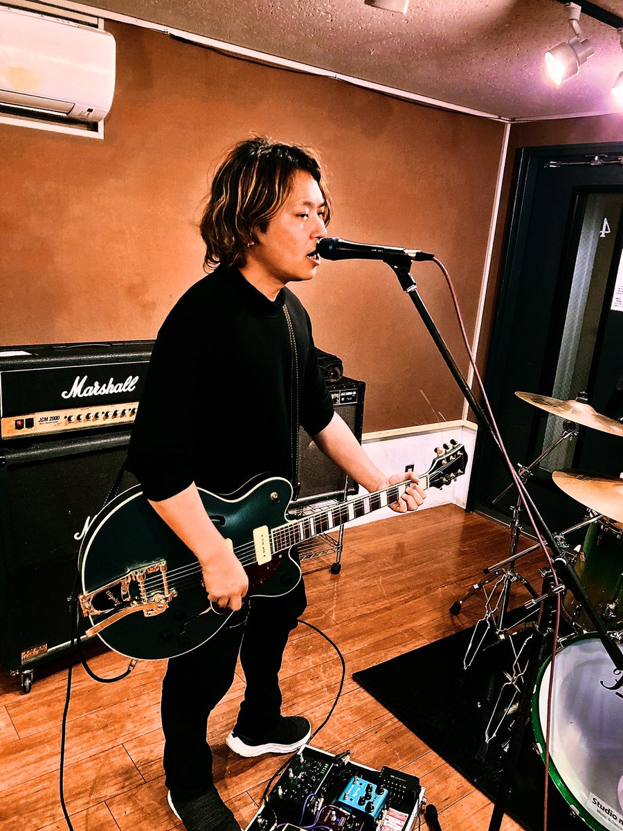lostchord_band's tweet photo. 4月のライブに向けて練り込んでおります!!
みんなに早く届けたいものがまた出来そうです!!
#lostchord
#band
#邦ロック
#studiowork
#live https://t.co/w8GNTzu5zA