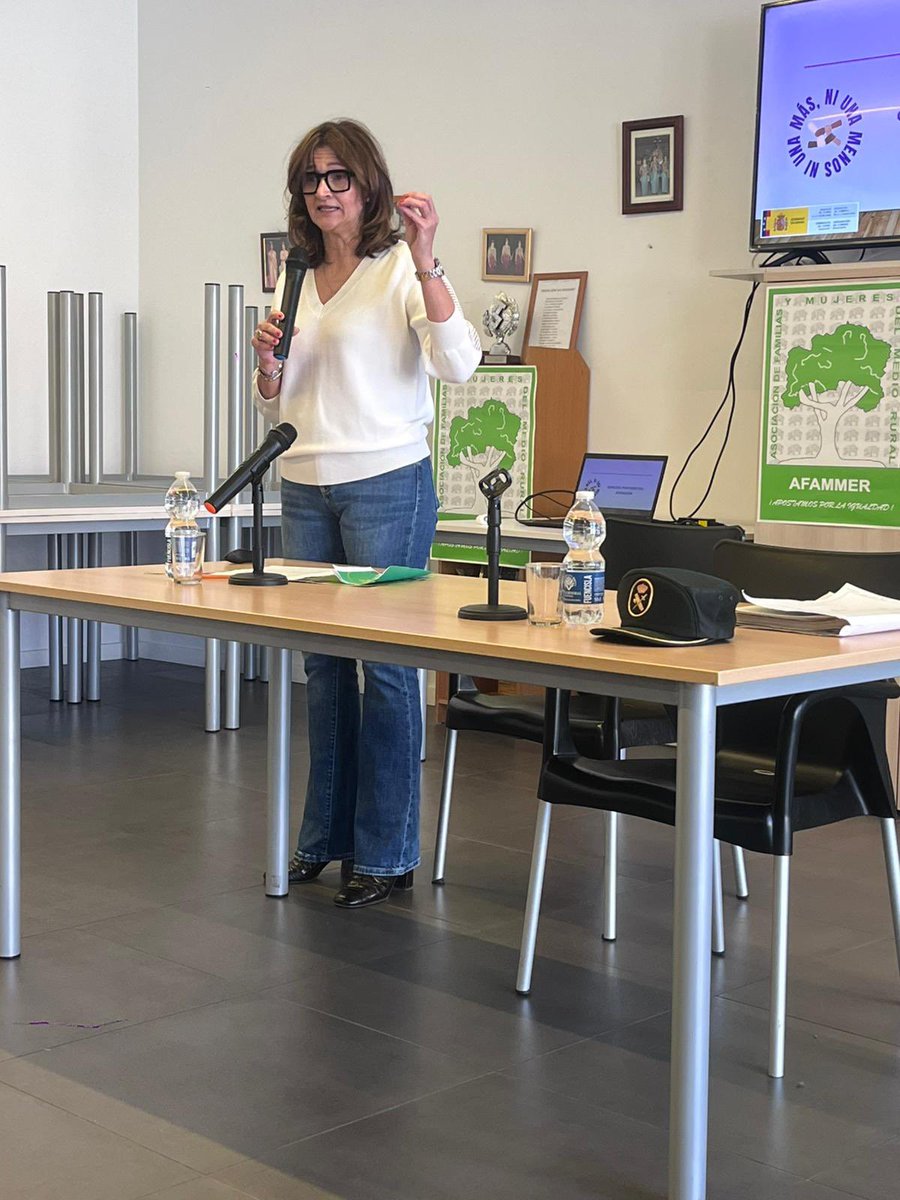 Realizada hoy en San Bartolomé la jornada “Construyendo redes de apoyo en el ámbito rural para mujeres y familias”, organizada por  GC y AFAMMER.
El alcalde de Orihuela José Vergara Durá junto al Teniente Coronel Antonio Darder se han encargado de dar inicio al acto.