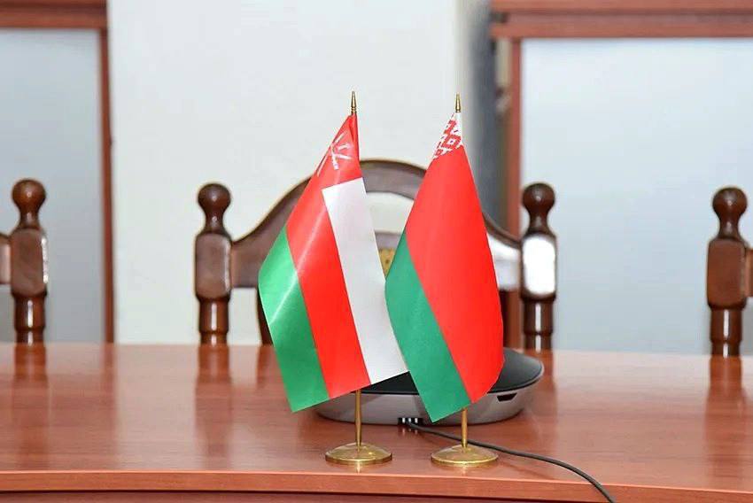 دخلت اتفاقية الإعفاء من تأشيرة بين بيلاروس وسلطنة عُمان حيز التنفيذ رسميًا لحاملي جوازات سفر عادية. يُمكن لمواطنين سفر أو عبور أو إقامة لمدة تصل إلى 30 يومًا (بحد أقصى 90 يومًا في سنة) لأغراض سياحة أو اعمال أو دراسة. يشترط أن يكون جواز سفر ساري المفعول لمدة ستة أشهر على 🇴🇲🇧🇾الأقل