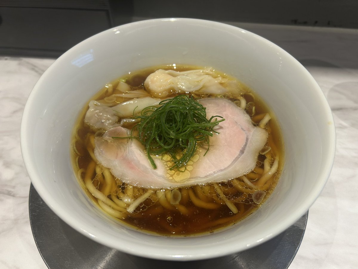 AkiraAsphalt's tweet photo. あっくんラーメンめぐり👣
３１１軒目
大阪府大阪市西区北堀江1-9-11 1F「Ramen KURUMU」に参りました☺️肉・海老醤油わんたん麺（黒）を頂きました🍜 スープは太麺に合わせた濃いめの醤油に熱々の海老、肉ワンタンが一つずつ入っています😙朝８時から並ぶ人気店です✨ランチだけ営業中です💁🏻‍♂️ https://t.co/EeDTT5Botv