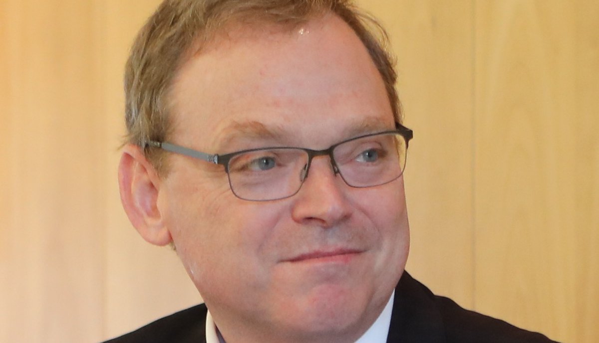 Trump economic advisor Kevin Hassett faces backlash after saying a longer war would mainly hurt consumers but isn’t a major concern right now. Our post breaks down the costs and what this means for everyday Americans. Read more: ift.tt/wfauZmC