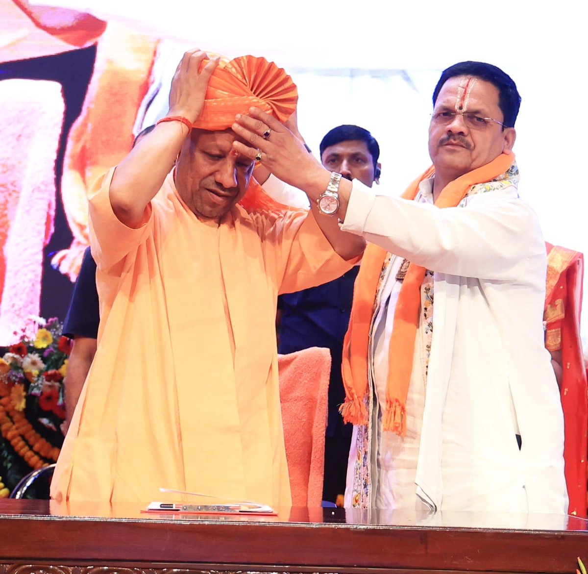 CMOfficeUP's tweet image. श्रद्धालुओं को संबल, आस्था का सम्मान
संवेदनशील सरकार की सशक्त पहचान!

मुख्यमंत्री @myogiadityanath जी ने आज लखनऊ में कैलाश मानसरोवर तीर्थ के 555 दर्शनार्थियों को प्रति व्यक्ति ₹1,00,000 की वित्तीय सहायता राशि वितरण हेतु आयोजित कार्यक्रम में सहभाग कर उनका अभिनंदन किया।

इस अवसर