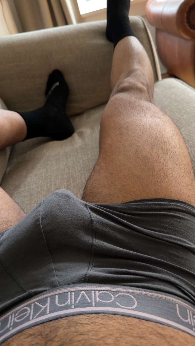 Assemwt's tweet photo. Relaxing after legs day 🦵🏼 https://t.co/tJiTFfRFP2