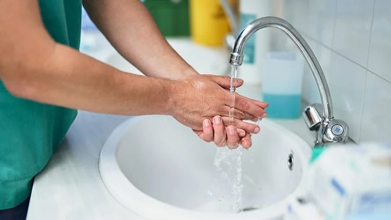 Aller_MD's tweet image. #Healthcare #workers face higher rates of #occupational #skin #disease and #hand #dermatitis due to #allergens in #gloves, #disinfectants, and #soaps. The study highlights the need for improved #screening and #prevention strategies to mitigate these risks. medscape.com/viewarticle/st…