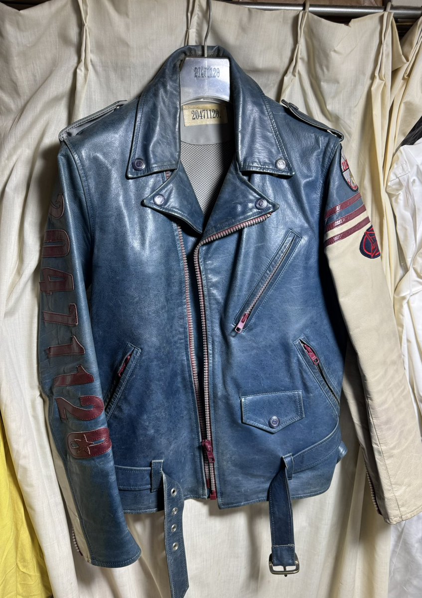 takehiro247's tweet photo. 20471120 多分　1999年の秋冬　ライダースジャケット　真っ青だったけど　長年使っていい感じになりました。 https://t.co/v2eKtXwTTk