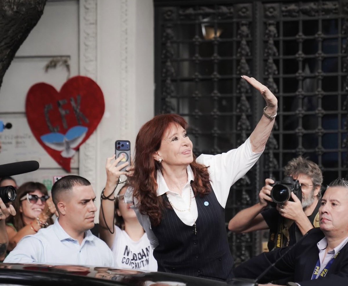 Argentina tiene una larga y lamentable tradición de proscripción a los que enfrentan al poder y despiertan el amor del pueblo.

Los que persiguen y hostigan a Cristina son los mismos que endeudaron al país por 300.000 M de dólares, destruyeron el aparato productivo e industrial y