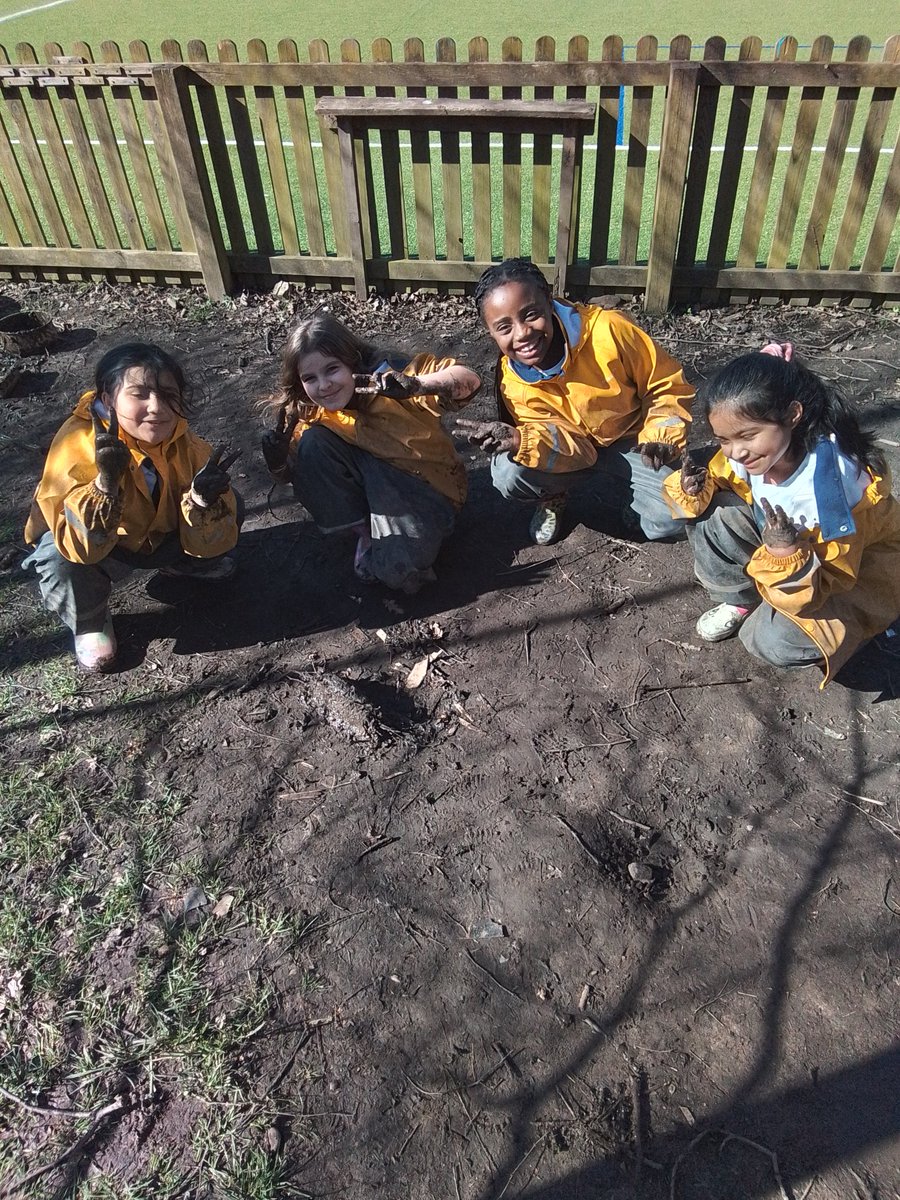 MissTrevisYPS's tweet photo. Today, we worked like Anglo Saxons and built walls out of natural materials 💪🛖 @YpsHistory https://t.co/C8kP27vzR3
