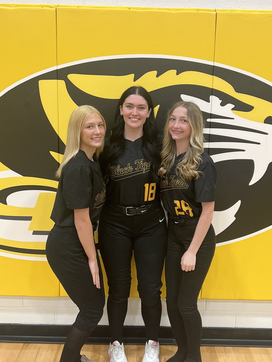 CFHS Softball 🥎🐯 tweet media