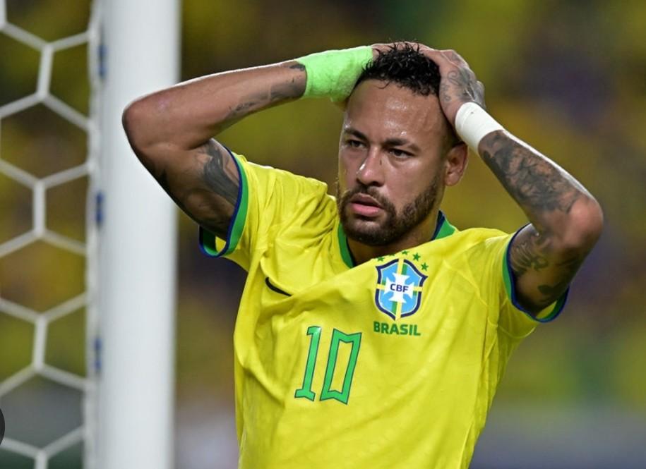 NEYMAR VAI PRA COPA?
O Neymar só não vai pra copa se não quiser. Todos os estádios têm camarotes reservados pra campeões. Ele já foi várias vezes campeão em torneios de pôquer.