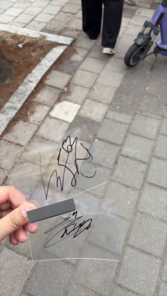 o0kkikki's tweet photo. 여러분들 싸인 받을때 명함용손코팅필름 사셔서 받는거 추천 드립미다. https://t.co/8hS4VSAazz