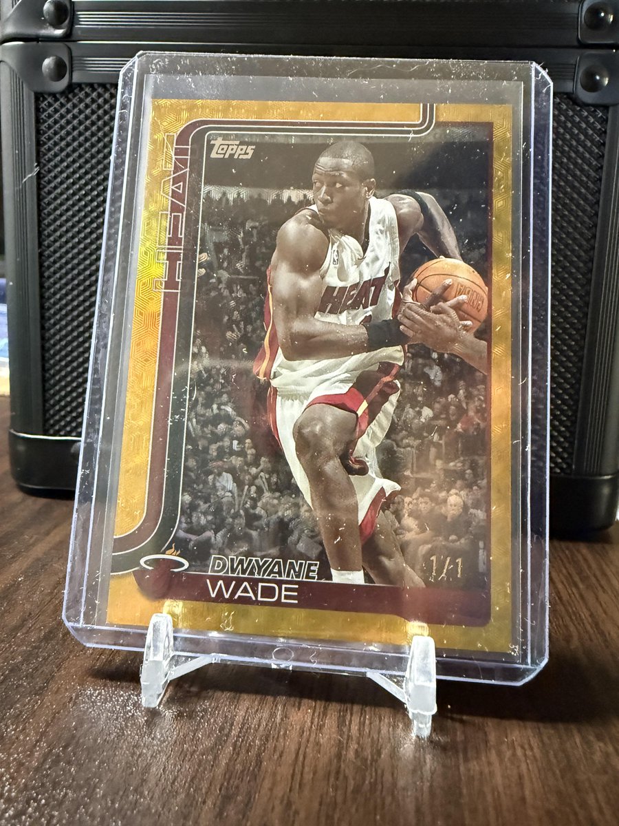 SickPullsHQ's tweet image. Dwyane Wade 1/1 from 2025 Topps Basketball Flagship. A true one of one for the Flash.

u/wegonebeaight on Reddit
#BasketballCards #OneOfOne