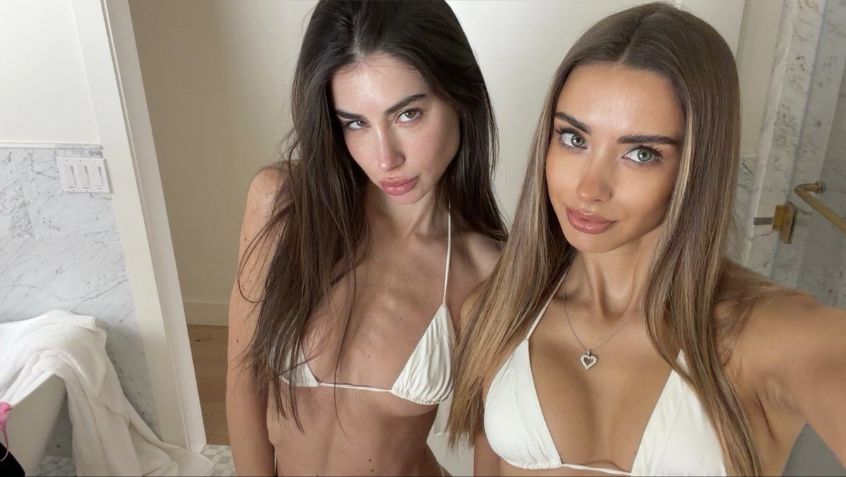 guadaperotti's tweet image. What we always do #selfie #bffs #bathroomselfie #fitbody