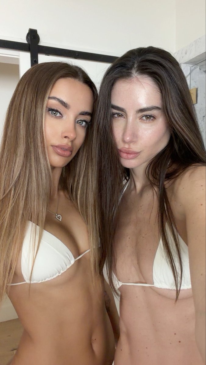 guadaperotti's tweet image. What we always do #selfie #bffs #bathroomselfie #fitbody