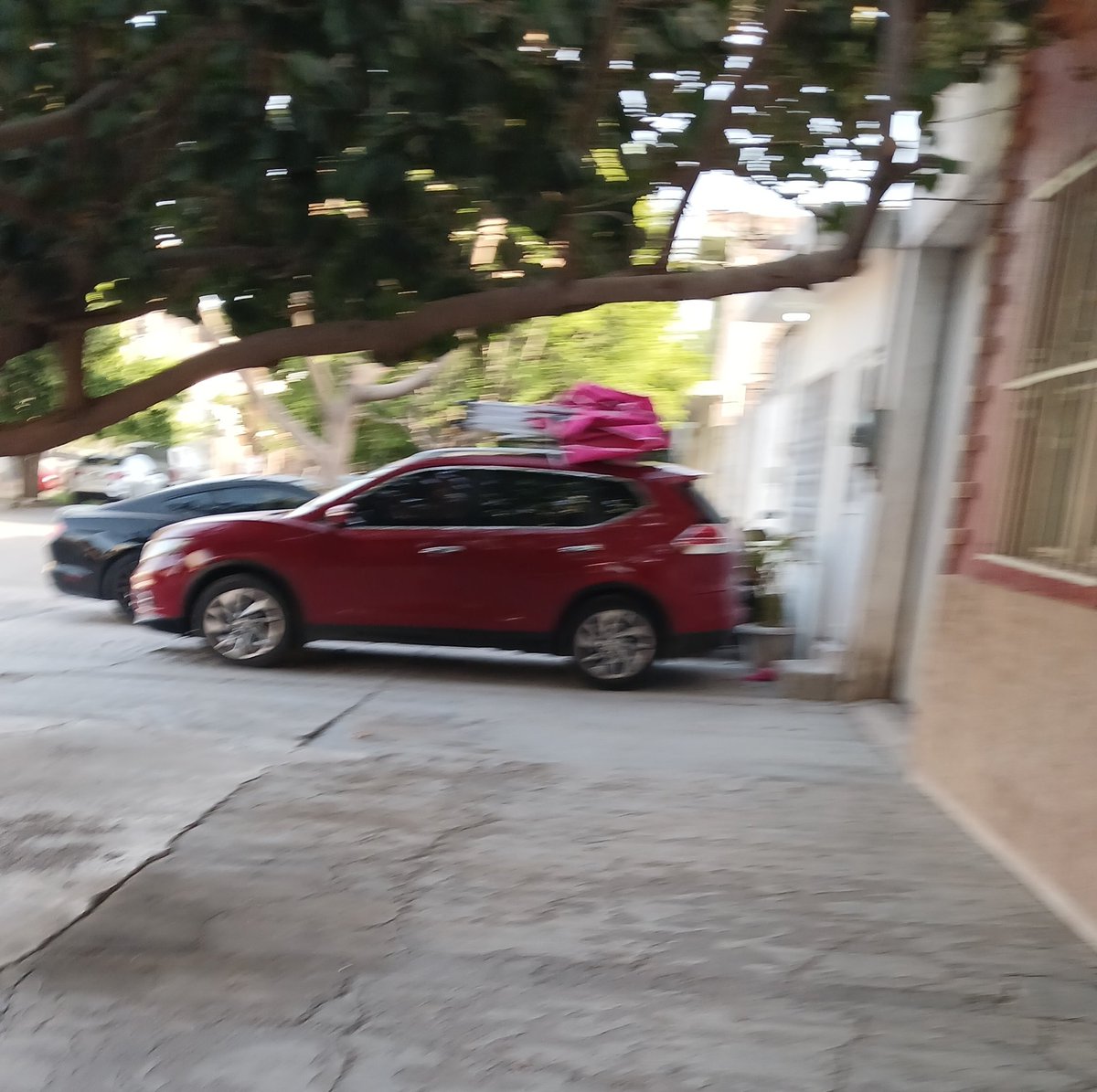 LagunaGeorge's tweet photo. Siguen obstaculizando la banqueta.  Esto en calle García Carrillo entre Guerrero y Victoria @transitotorreon @MunicipioTRC https://t.co/6JUen7VWhW