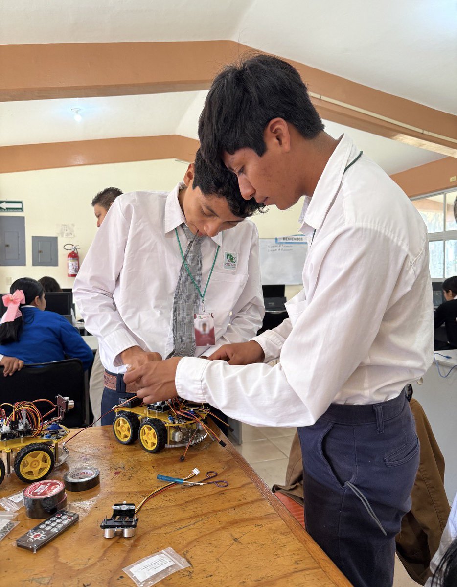 CecyteHuautla's tweet photo. ¡La creatividad y la innovación en acción! 🤖 

Gerardo Vite, Karla Alvarado y Omar Flores del 4G de Soporte y Mantenimiento de Equipo de Cómputo, están armando robots seguidores de línea. 

¡Sigan adelante, el futuro es brillante! 

#SomosUnEquipoTransformandoElFuturo 🐺 https://t.co/swjnj2tZVe