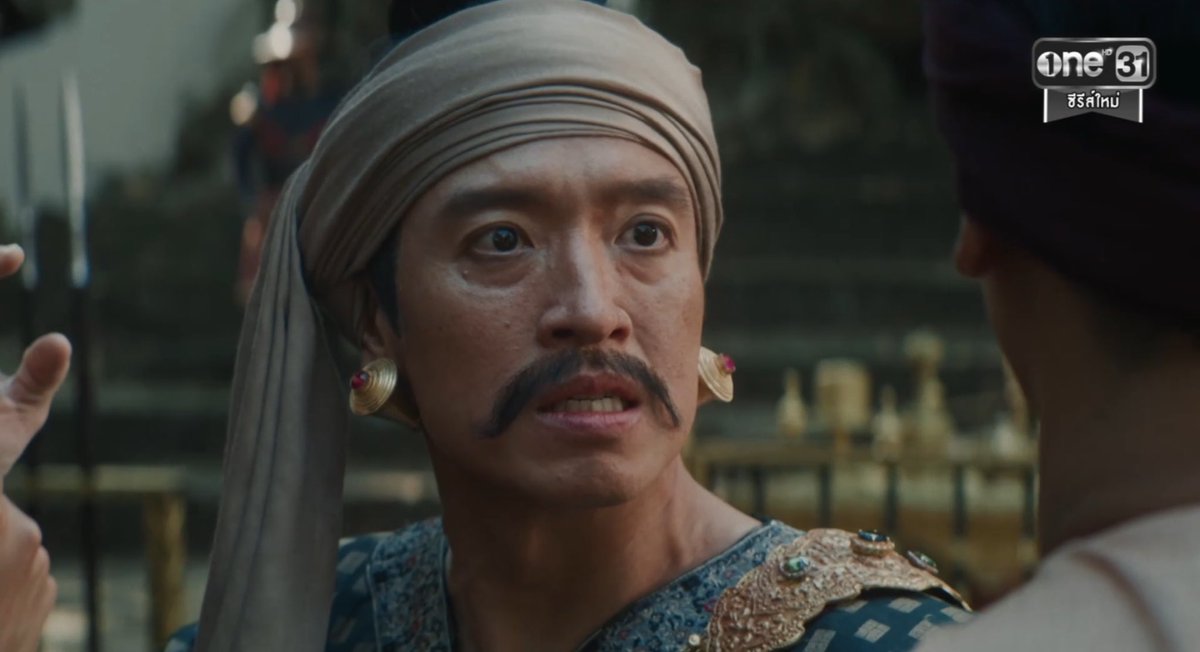 สต.ชัยสิงห์ไม่ได้อิจฉาพระนเรศอะไรขนาดนั้น แต่แค่รักลูกมากๆ มากซะจนกลัวว่าถ้าตัวเองเป็นอะไรไปลูกจะดูแลตัวเองไม่ได้ เลยต้องกวดขันให้พี่มังจีแกร่งขึ้น ขนาดโดนดาบเฉียดแขนนิดเดียวยังแทบคลั่ง อีกอย่างพอเห็นความเก่งของพระนเรศแล้วยิ่งกลัวว่าถ้าเขากบฎขึ้นมายิ่งรับมือยาก #หงสาวดีEP2